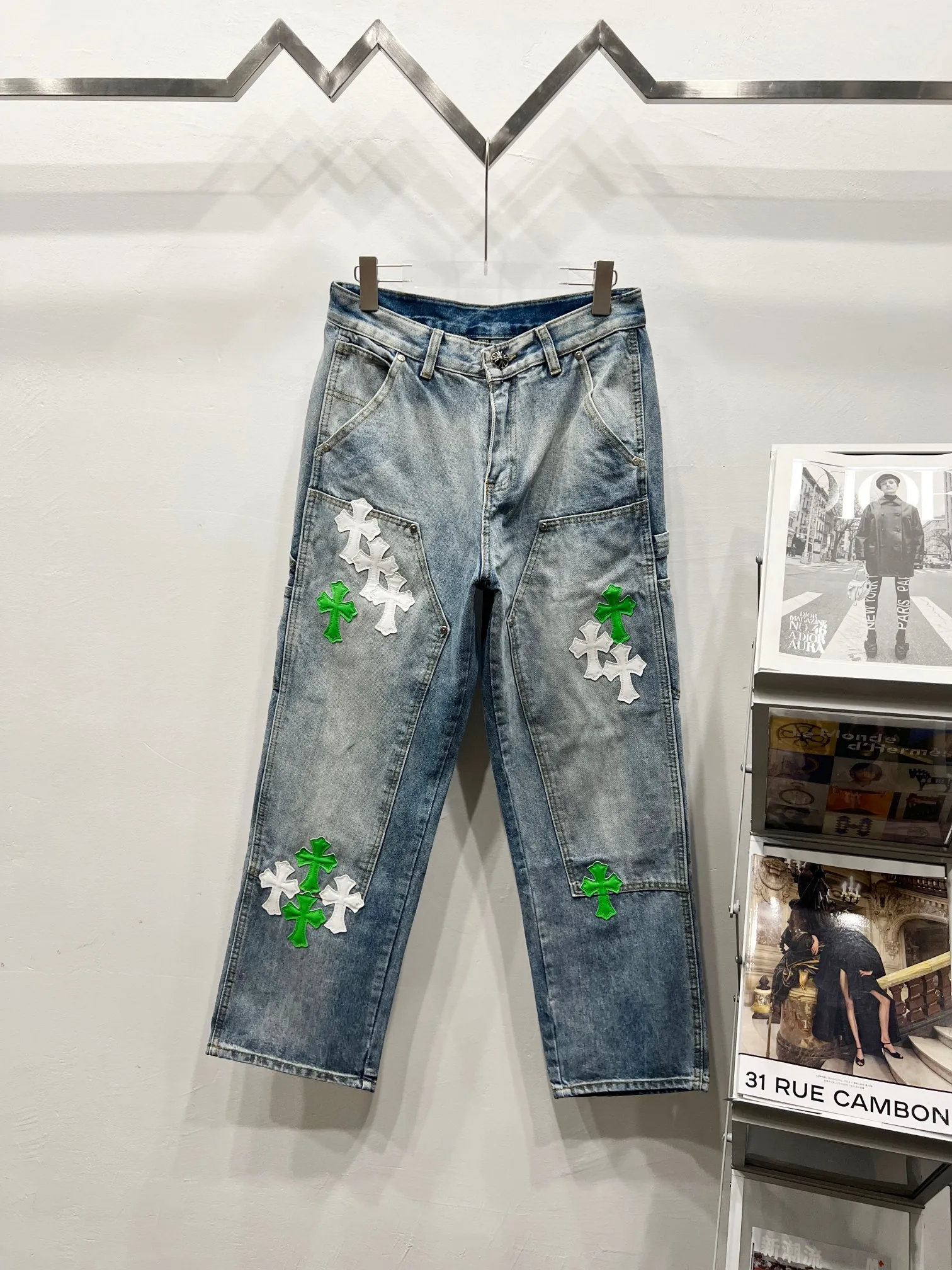 P260 Style No.: (c047) Chrome Hearts & Carhartt 25FW CH workwear logging white and green leather limited edition cow king jeans Chrome Hearts’ most popular color pants are made of beaded canvas fabric, and heavy washing makes the upper body of the fabric more textured and the pants are tall and straight! The three-dimensional cutting of the whole trousers is a masterpiece! The hardware is customized by zp. The beaded canvas fabric is thick and soft after being washed. It has good breathability. Customized small leather label. Unique design. The details are simple and elegant, and the workmanship is exquisite. The whole trousers are neatly routed and the details are in place! It’s so cool that both men and women can easily control the genderless trend!  Size: 28-30-32-34-36